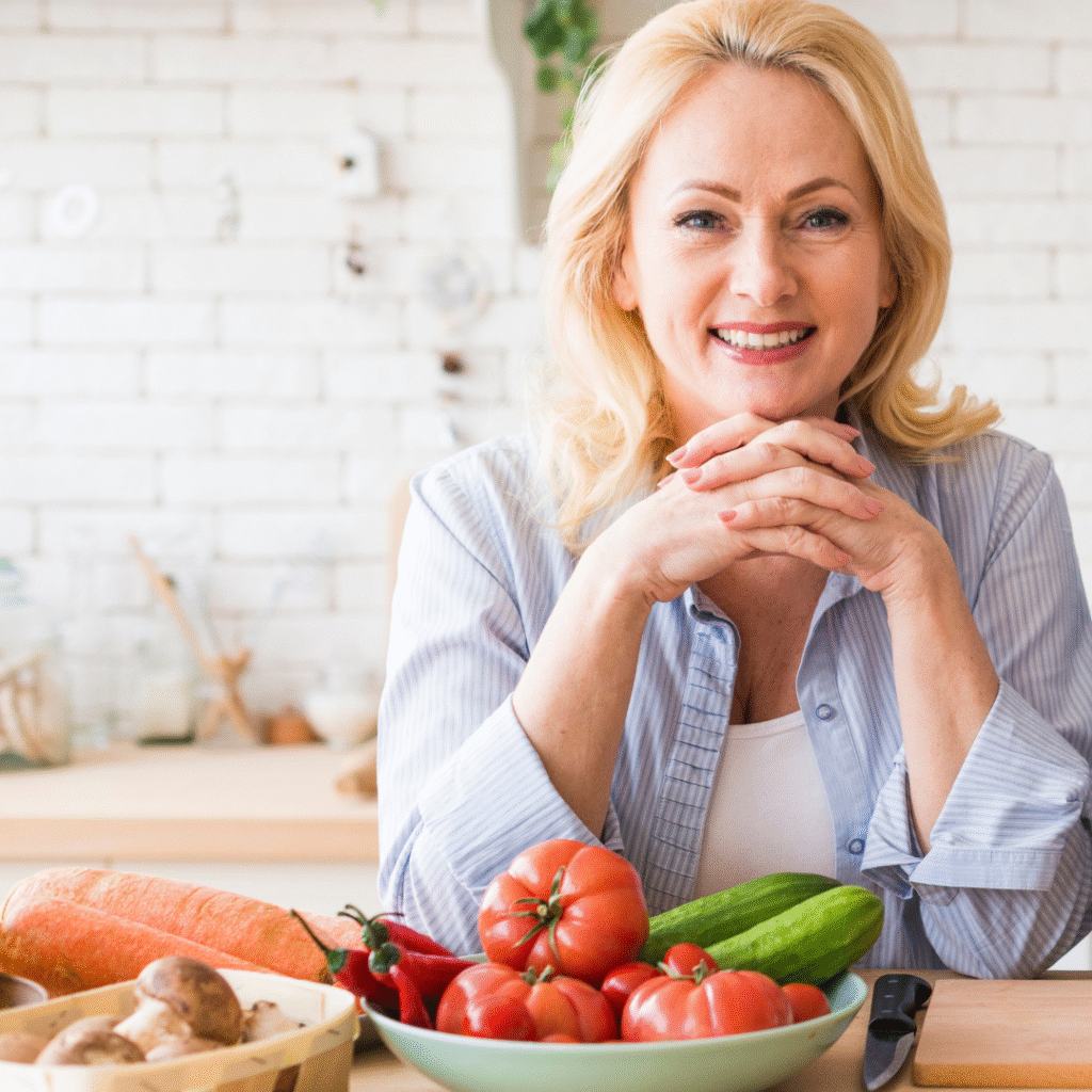 Plato de salmón con patata hervida y cebolla, una opción saludable y equilibrada para mujeres en la etapa de la menopausia