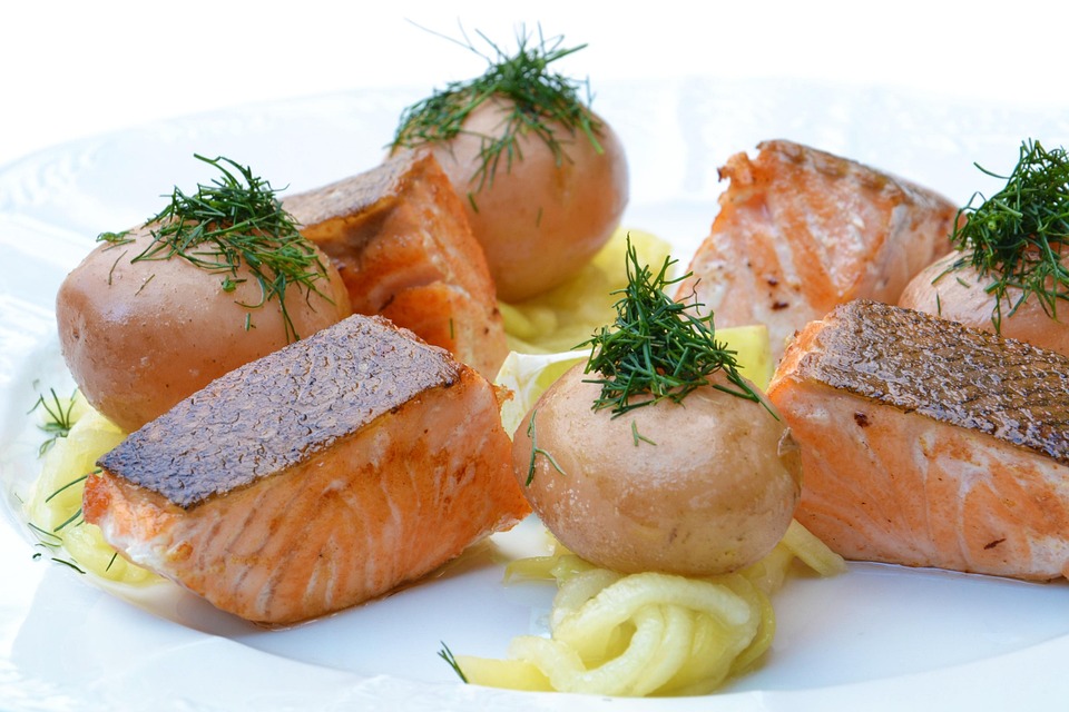 Plato de salmón con patatas y cebolla, una buena alimentación en la menopausia.
