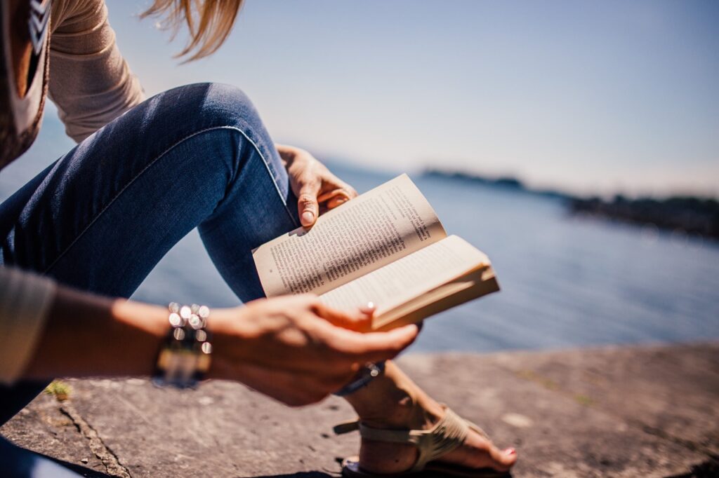 Mujer estadounidense leyendo sobre cómo abrazar la menopausia con empoderamiento."