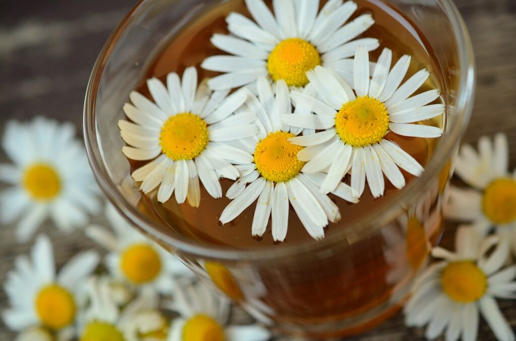 Taza de infusión de manzanilla, ideal para aliviar síntomas de la menopausia como la ansiedad o el insomnio.