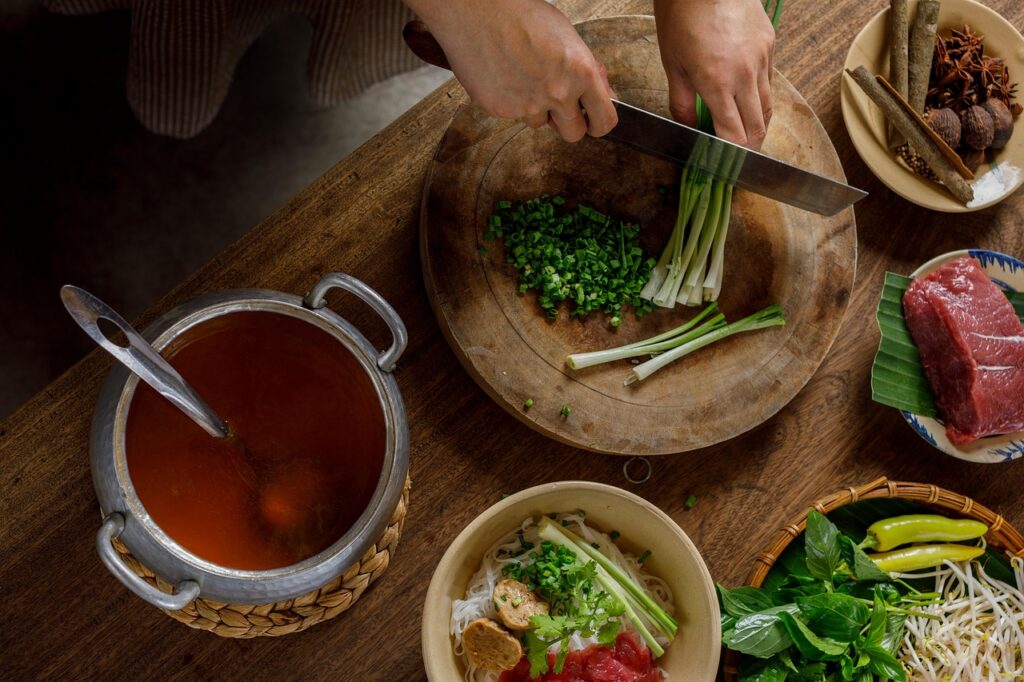 Plato con comida saludable rica en vegetales, proteínas y grasas buenas ideal para mujeres en menopausia"