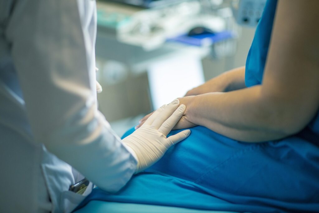 Mujer consultando con su ginecóloga.