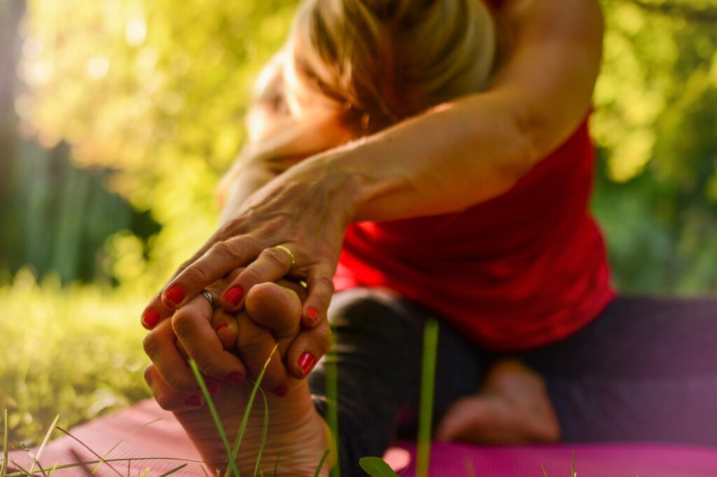 Yoga para reducir sofocos y estrés en la menopausia.