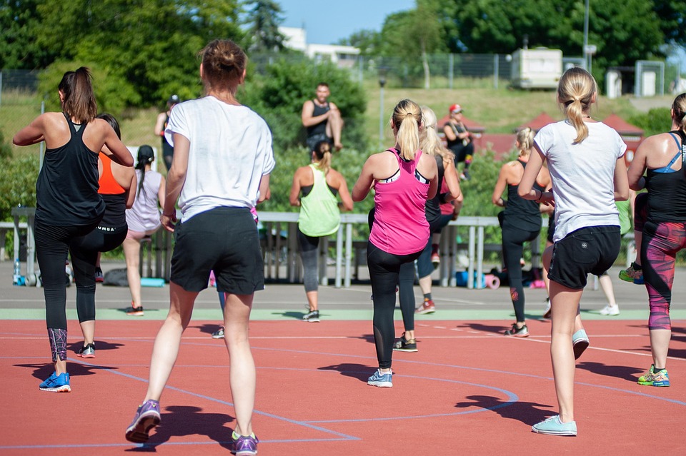 Mujeres bailando zumba una forma divertida de controlar el aumento de peso en la menopausia
