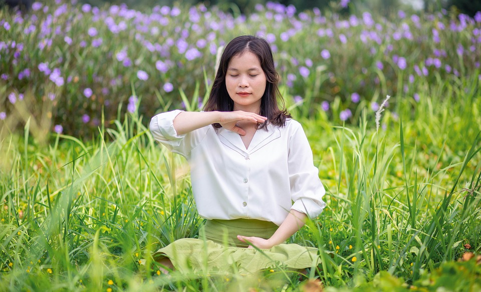 "Mujer japonesa practicando meditación para gestionar los síntomas de la menopausia."