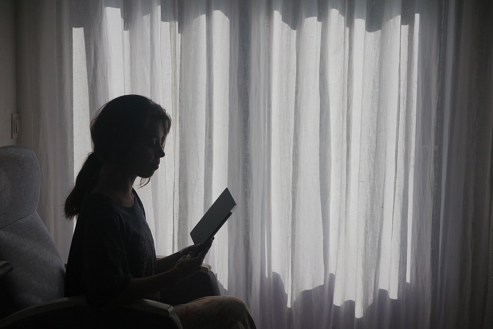  Evitar el móvil antes de dormir reduce la ansiedad en la menopausia