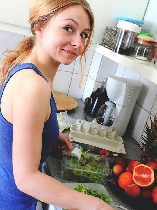  Mujer menopáusica comiendo alimentos saludables para controlar su peso)