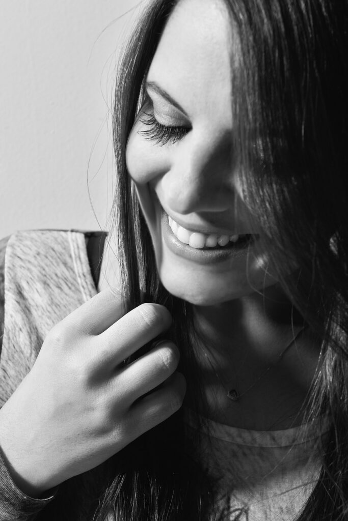 Mujer feliz afrontando  la menopausia con seguridad y humor.