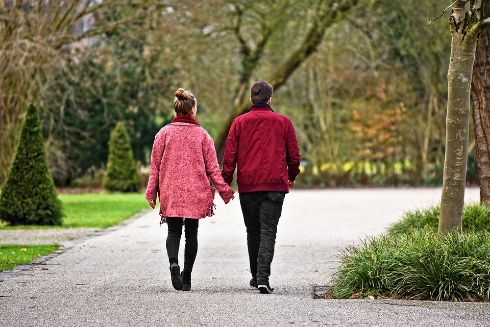 Pareja caminando junta al aire libre para combatir la fatiga crónica en la menopausia








