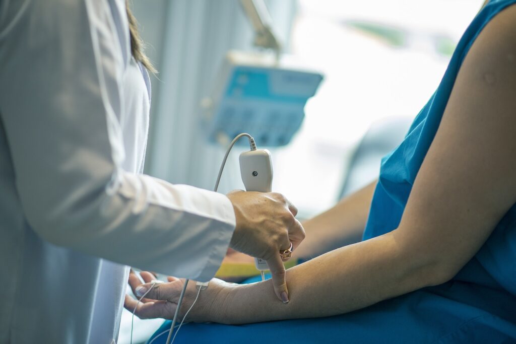 Mujer en consulta médica realizándose un chequeo de salud